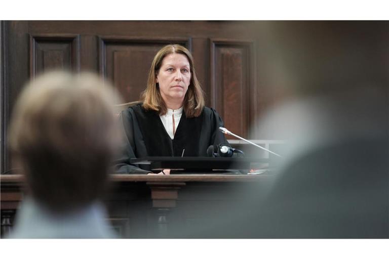 Die Vorsitzende Richterin Isabel Hildebrandt hat Christina Block mit einem Haftbefehl gedroht.