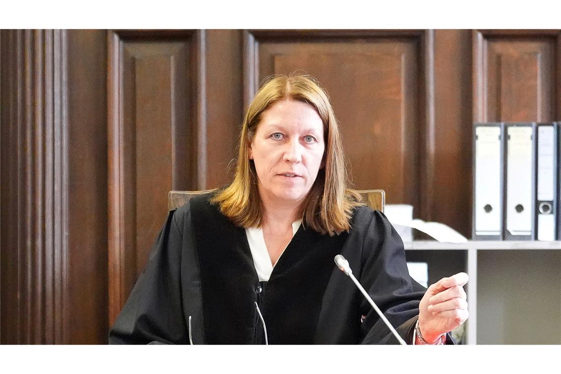 Christina Block will keine weiteren Fragen beantworten Die Vorsitzende Richterin Isabel Hildebrandt sieht keinen Anlass, der Nebenklage das Fragerecht zu entziehen.