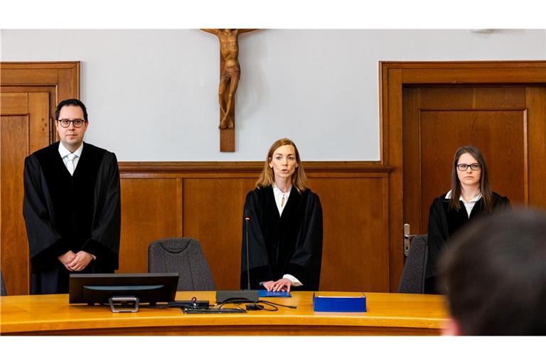 Die Vorsitzende Richterin (M) bei der Urteilsverkündung.