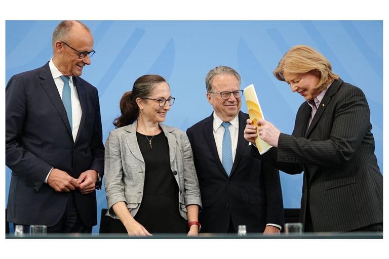 Die Vorsitzenden der Kommission Constanze Janda (2. v. li.) und Frank-Jürgen Weise (2. v. re.) übergeben den Bericht der Alterssicherungskommission über umfassende Schritte als Grundlage für eine Rentenreform an Bundeskanzler Friedrich Merz (li., CDU) und Bärbel Bas (SPD), Bundesministerin für Arbeit und Soziales und SPD-Parteivorsitzende.
