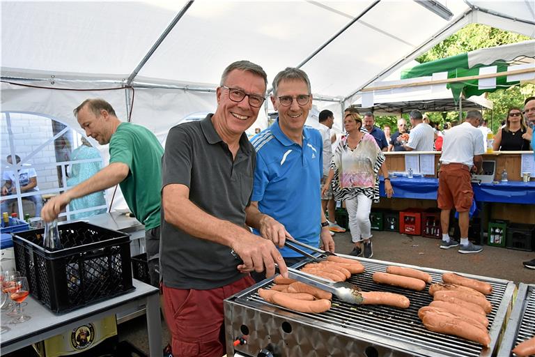 Die Vorsitzenden des Tennisvereins Delf Henning (rechts) und Philip Beveridge schieben Schicht am Grill. Die verkauften Rote tun der Vereinskasse gut. Foto: Tobias Sellmaier