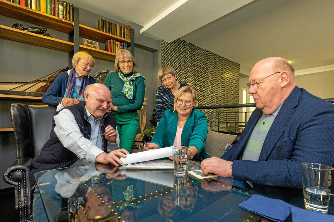 Verein löst Partnerschaftskomitee ab Die Vorsitzenden des Vereins waren auch im Komitee bereits aktiv, zum Teil schon seit der Gründung. Von rechts: Klaus Siebrand, Inge Wagner, Gerlinde Fritz, Brigitte Trein, Michael Balzer und Christa Elser. Foto: Alexander Becher