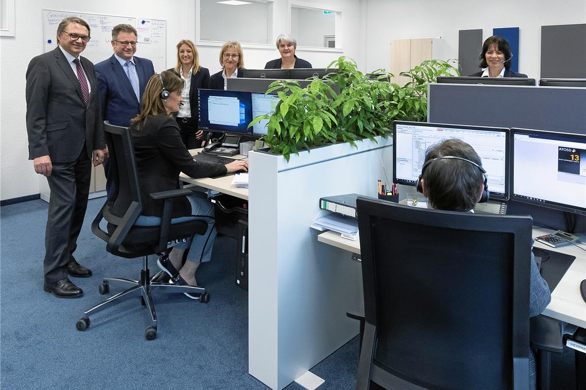 Die Vorstandsmitglieder Jürgen Beerkircher und Jürgen Schwab (von links) im Kundendialogcenter Murrhardt. Hier nehmen die Mitarbeiterinnen bis zu 500 Anrufe am Tag entgegen. Foto: J. Fiedler