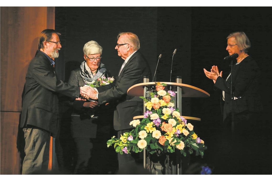 Das „Haus des Lebens“ ist ein Segen Die Vorstandsvorsitzenden Ute Ulfert (rechts) und Robert Antretter dankten dem Motor des Hospizprojekts, Heinz Franke (links), und dessen Frau Erika für den enormen Einsatz bei der Verwirklichung des Projekts, dessen Investitionssumme sich auf 4,5 Millionen Euro summiert.Foto: A. Becher