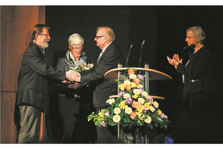 Die Vorstandsvorsitzenden Ute Ulfert (rechts) und Robert Antretter dankten dem Motor des Hospizprojekts, Heinz Franke (links), und dessen Frau Erika für den enormen Einsatz bei der Verwirklichung des Projekts, dessen Investitionssumme sich auf 4,5 Millionen Euro summiert.Foto: A. Becher