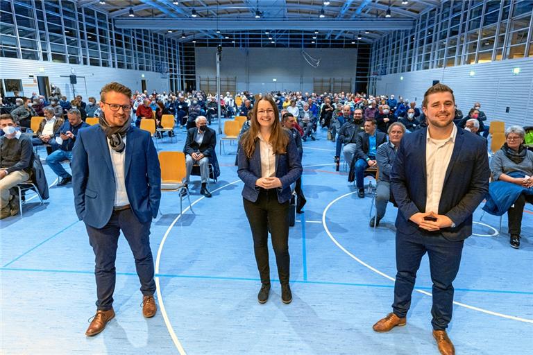 Die Vorstellung der Bürgermeisterkandidaten Daniel Gutmann (von links), Lena Weller und Daniel Bogner in der Seeguthalle stößt auf großes Interesse. Foto: A. Becher