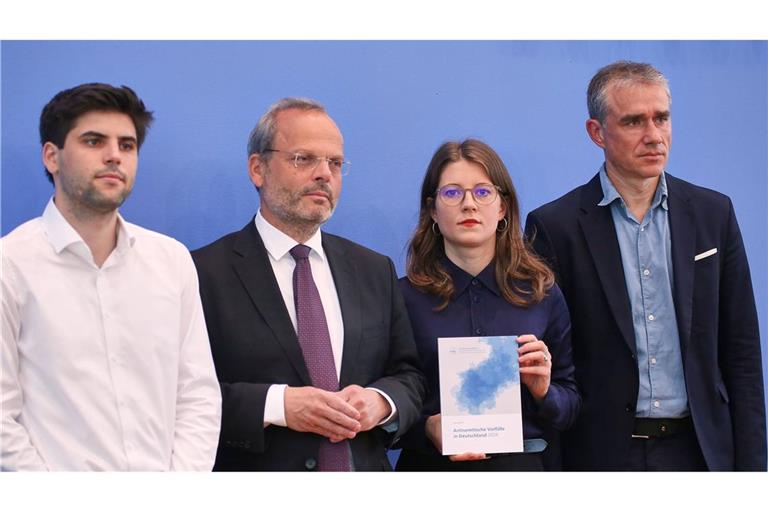 Die Vorstellung des Jahresberichts: Ron Dekel, Präsident der Jüdischen Studierendenunion; Felix Klein, Beauftragter der Bundesregierung für jüdisches Leben, Bianca Loy, wissenschaftliche Referentin beim Bundesverband RIAS und Benjamin Steinitz, geschäftsführender Vorstand von RIAS (von links nach rechts).