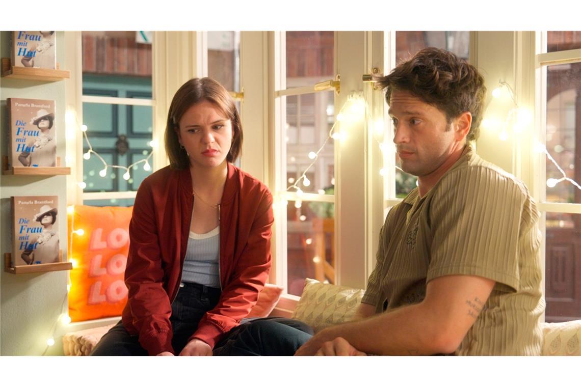 Die Vorstellung, Lou (Eva-Maria Grein von Friedl) und Daniel (Daniel Fritz) zu sagen, dass sie die Schwangerschaft abbrechen will, versetzt Jess (Juana Nagel l.) in Panik. Jonas (Patrick Schlegel r.) versucht Jess zu beruhigen und zu unterstützen.