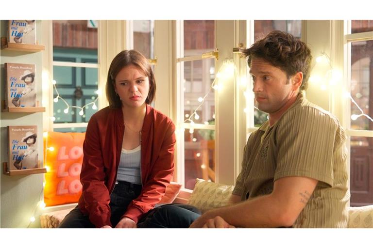 Die Vorstellung, Lou (Eva-Maria Grein von Friedl) und Daniel (Daniel Fritz) zu sagen, dass sie die Schwangerschaft abbrechen will, versetzt Jess (Juana Nagel l.) in Panik. Jonas (Patrick Schlegel r.) versucht Jess zu beruhigen und zu unterstützen.