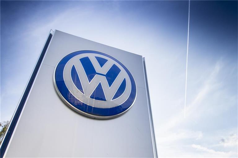 Die VW-Aktie bricht ein und notiert bei rund 90 Euro. Gewinnwarnungen, hohe Sonderbelastungen und Probleme bei der Strategie drücken den Kurs.