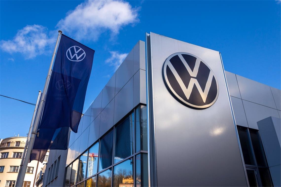 Die VW-Aktie fällt um 3 Prozent, belastet durch schwache Quartalszahlen, hohe Zölle und rückläufige Verkaufszahlen in China und den USA.