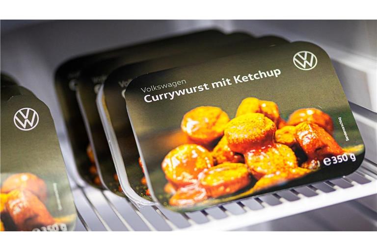 Die VW-Currywurst steht künftig auch als Fertiggericht im Supermarktregal.