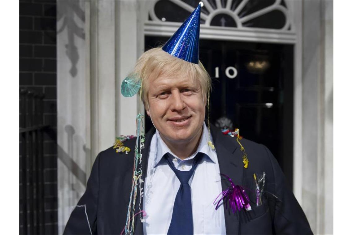 Die Wachsfigur von Premierminister Johnson im Madame Tussauds London ist nach seinem Sieg bei den Londoner Bürgermeisterwahlen 2012 mit einem Party-Hut und Konfetti geschmückt. Foto: Jonathan Short/AP/dpa