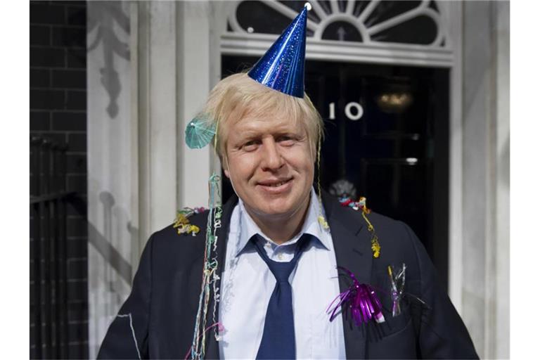 Die Wachsfigur von Premierminister Johnson im Madame Tussauds London ist nach seinem Sieg bei den Londoner Bürgermeisterwahlen 2012 mit einem Party-Hut und Konfetti geschmückt. Foto: Jonathan Short/AP/dpa