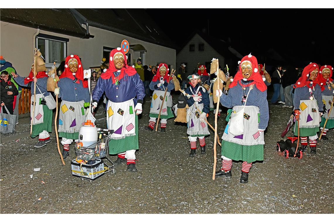 Die Waddabolla Weibr aus Tischardt haben ihre Getränke im Einkaufswägele dabei. ...