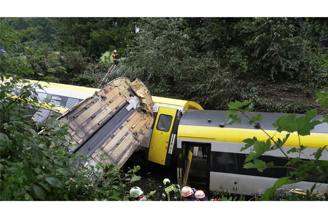 Erdrutsch war laut Polizei die Ursache Die Waggons sind teils ineinander gerutscht, liegen in der Böschung.
