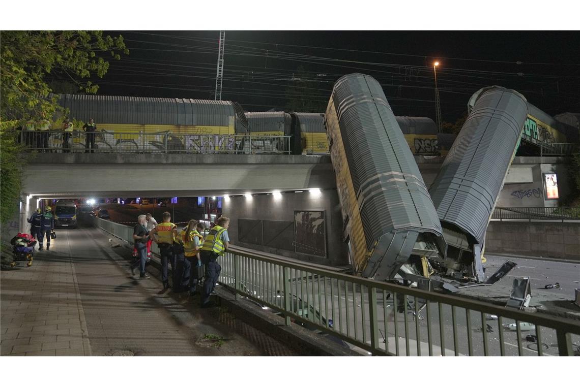 Die Waggons stürzten auf die Straße.