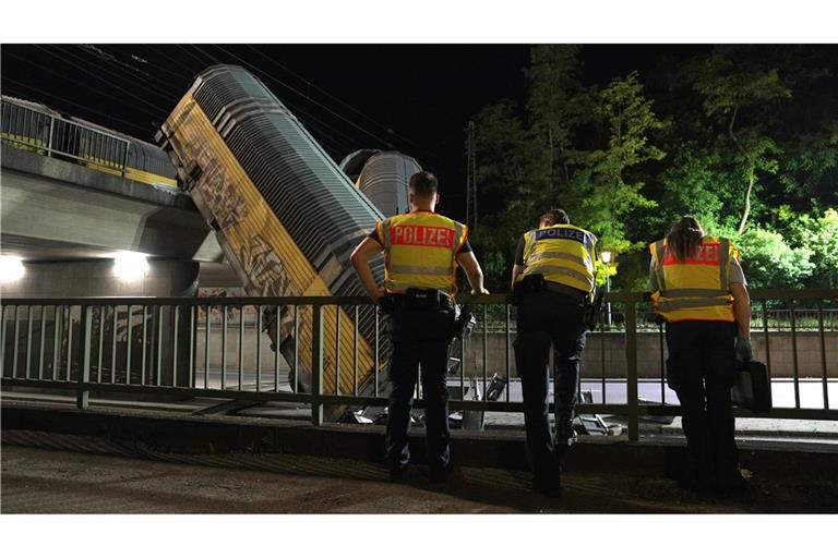 Die Waggons stürzten von einer Brücke.