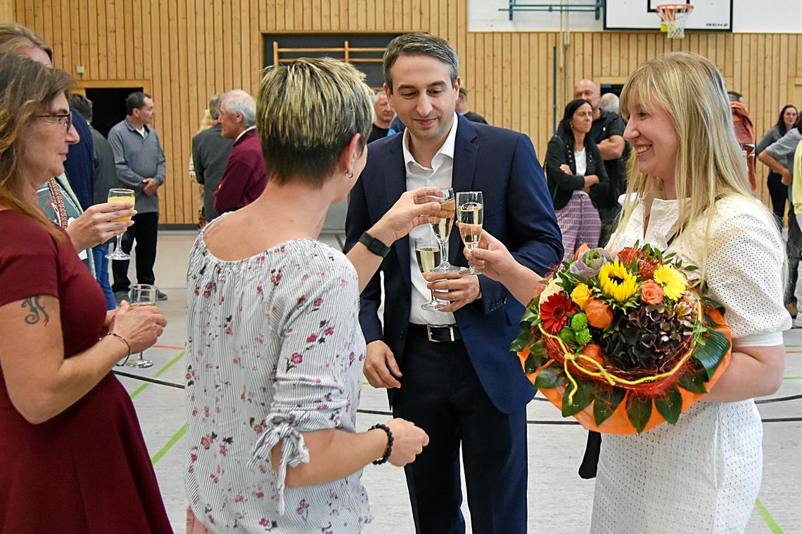 Bürgermeisterwahl in Spiegelberg: 94,3 Prozent für Max Schäfer Die Wahl und ihr Ergebnis waren für Max Schäfer und seine Frau Adalina (rechts) Grund, mit den vielen erschienenen Bürgerinnen und Bürgern in der Mehrzweckhalle anzustoßen. Foto: Tobias Sellmaier