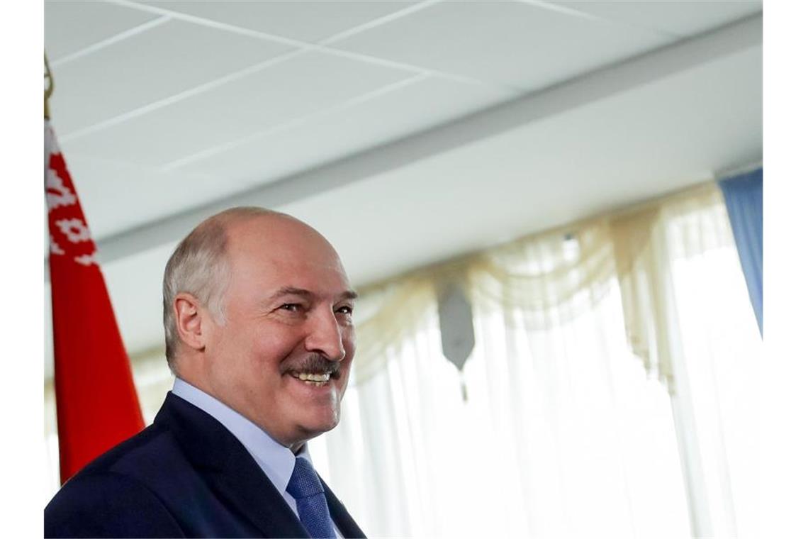 Nach Wahl in Belarus: Lukaschenko droht den Demonstranten Die Wahlkommission in Belarus hat Staatschef Alexander Lukaschenko zum Sieger der Präsidentenwahl erklärt. Foto: Sergei Grits/AP/dpa