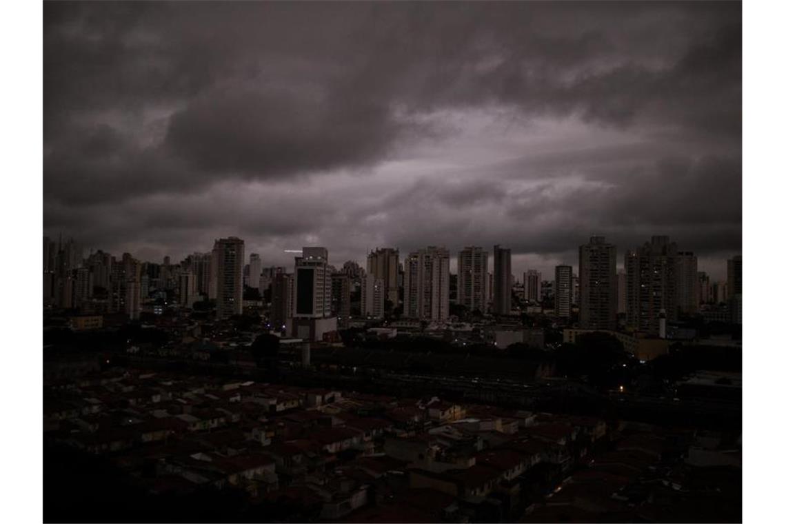 Die Waldbrände sind auch im 2000 Kilometer entfernten São Paulo in Form von schwarzem Regen zu spüren. Foto: Andre Lucas