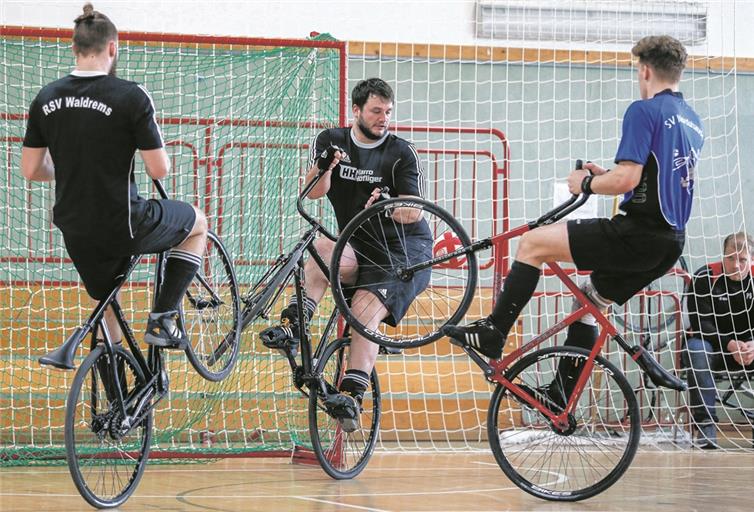 Die Waldremser Björn Bootsmann (links) und Marcel Schüle (Mitte) sichern sich vier Punkte aus drei Spielen. Foto: A. Becher