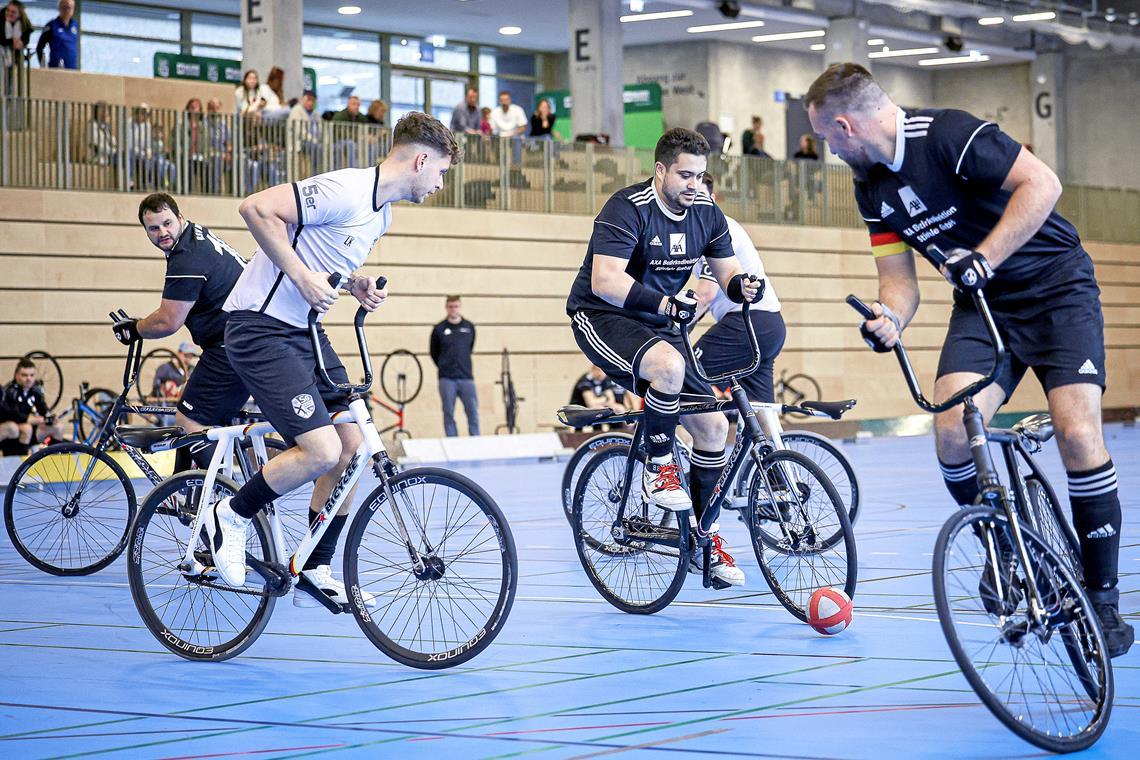 Die Waldremser David Piesch (am Ball), Björn Bootsmann (rechts) und Marcel Schüle (links) im Spiel gegen Darmstadt. Foto: Alexander Becher