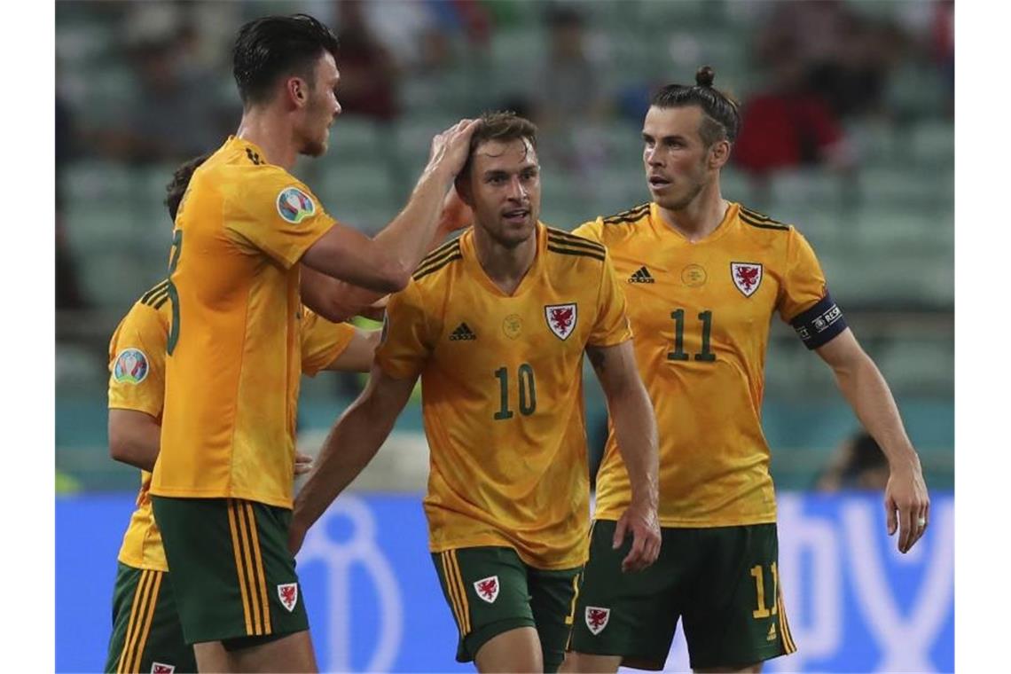 Die Waliser feiern den Treffer von Aaron Ramsey (M) zur 1:0-Führung. Foto: Tolga Bozoglu/Pool EPA/AP/dpa