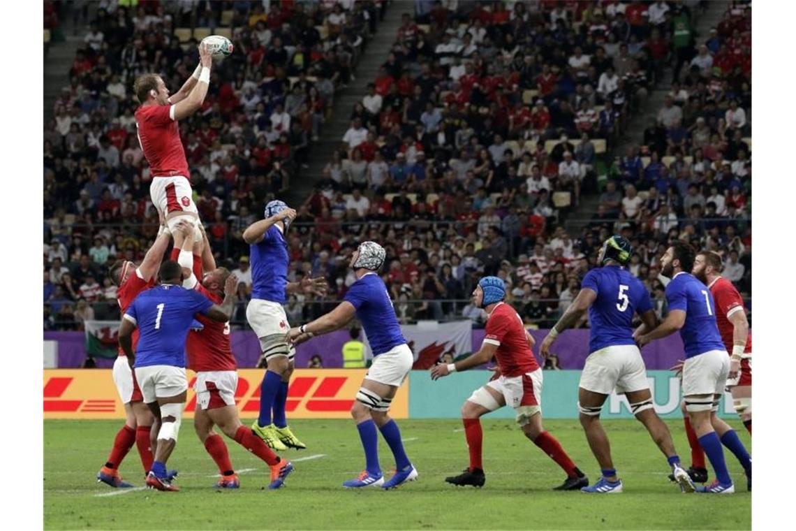 Die Waliser um Alun Wyn Jones (l, oben) stehen im Halbfinale der Rugby-WM. Foto: Aaron Favila/AP/dpa