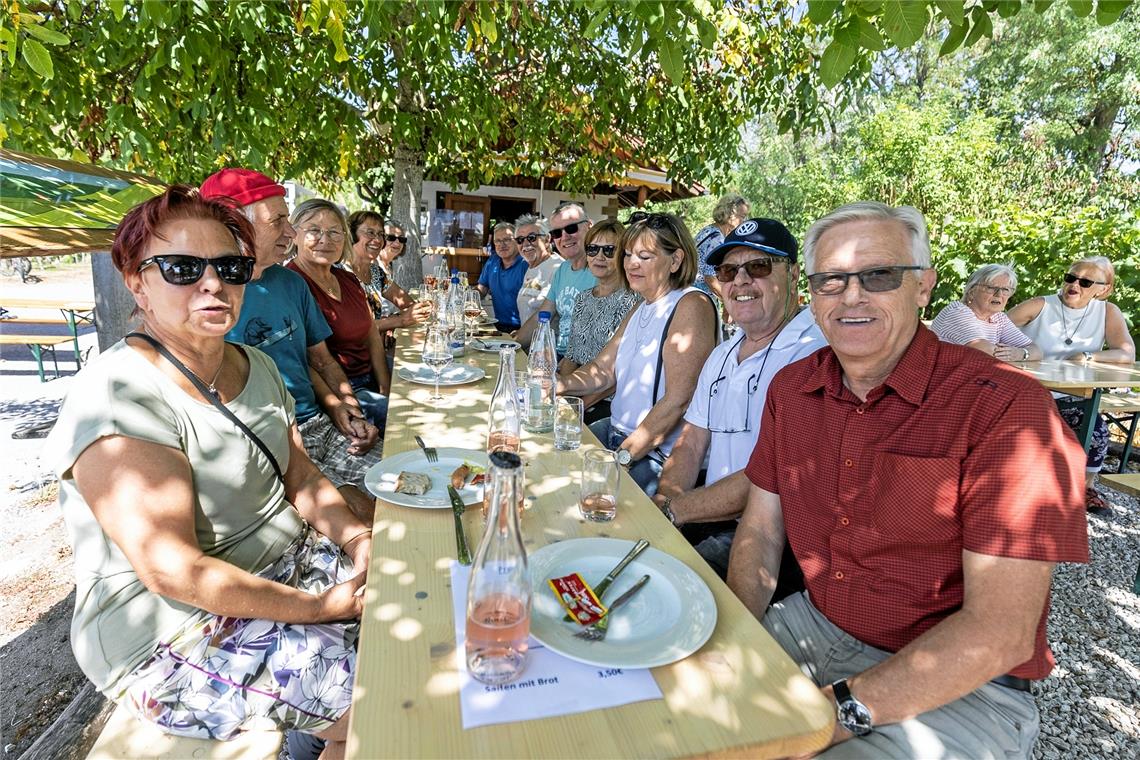 Die Wandergruppe „Ebanom“ aus Steinbach lässt es sich im Schatten von Bäumen gut gehen. Foto: Dietmar van der Linden 