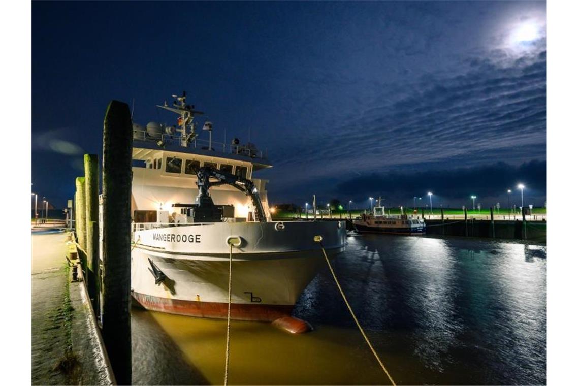 Die Wangerooge-Fähren bleiben im Hafen von Harlesiel. Wegen des erwarteten Sturms „Sabine“ gibt es keine Fahrten zur Nordseeinsel. Foto: Mohssen Assanimoghaddam/dpa