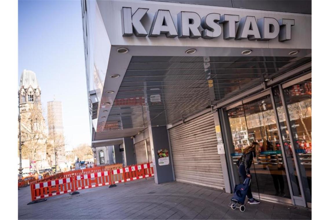 Bei Galeria Karstadt Kaufhof droht Kahlschlag Die Warenhauskette Galeria Karstadt Kaufhof will offenbar fast der Hälfte ihrer 170 Filialen schließen. Foto: Michael Kappeler/dpa