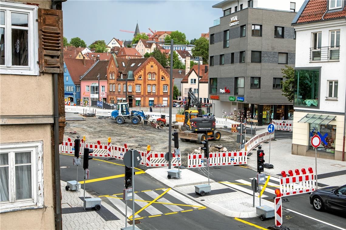 Aspacher Brücke ab Dienstag wieder frei Die Warnbaken und Baustellenabschrankungen verschwinden. Längst ist der Kreisel vor fertig gestellt und ab Dienstag wird auch wieder die Aspacher Brücke in beiden Richtungen befahrbar sein. Foto: A. Becher