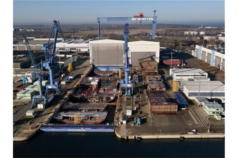 Die Warnemünder Werft von MV Werften. Im Dock, neben dem Dock und in den Schiffbauhallen liegen halbfertige Sektionen für den Neubau des Kreuzfahrtschiffes "Global 1". Foto: Bernd Wüstneck/dpa-Zentralbild/dpa