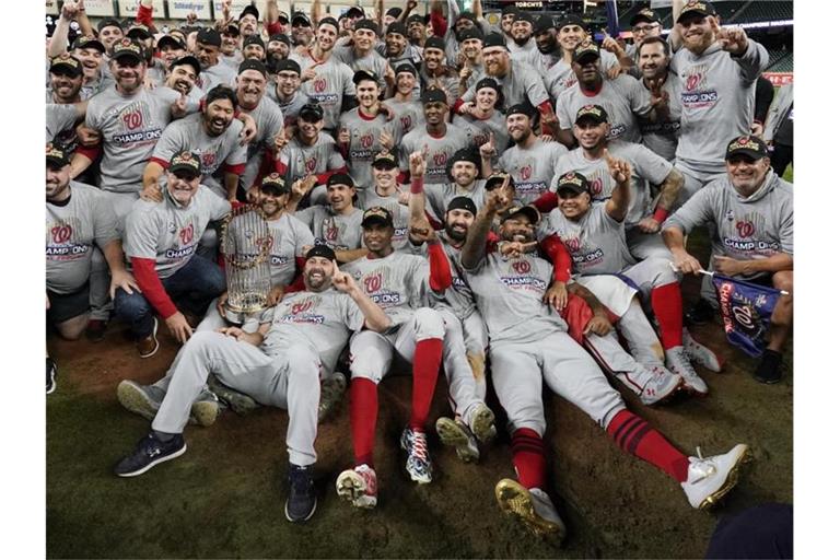 Die Washington Nationals haben zum ersten Mal in der Vereinsgeschichte die Meisterschaft in der nordamerikanischen Baseball-Liga MLB gewonnen. Foto: David J. Phillip/AP/dpa