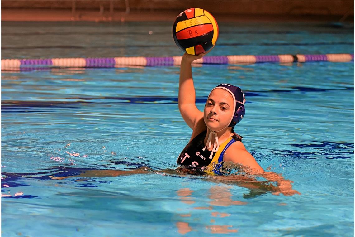Als einzige Frau bei den Backnanger Wasserballern Die Wasserballerin Regina Bock spielte viele Jahre als einzige Frau in der Mannschaft der TSG Backnang 1846.