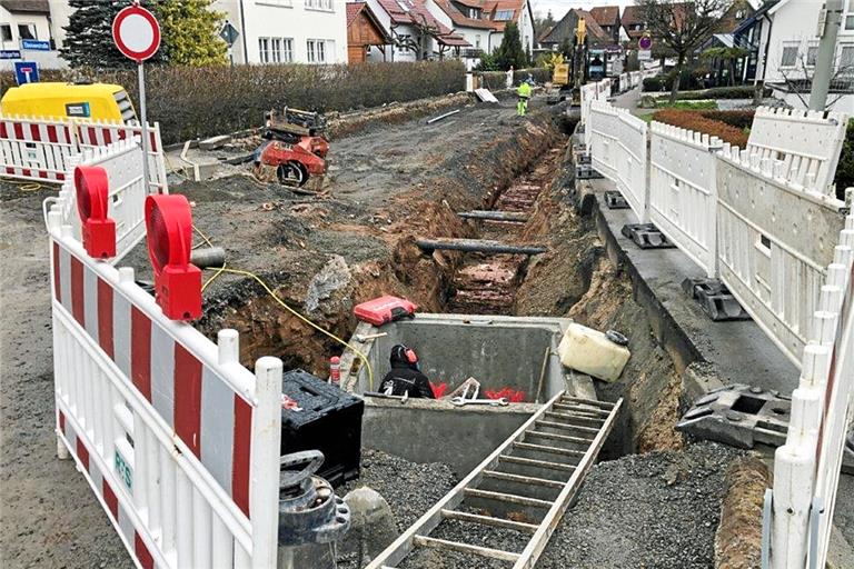 Die Wasserleitung wird in der aufgegrabenen Ebniseestraße neu verlegt. Foto: Gemeindeverwaltung