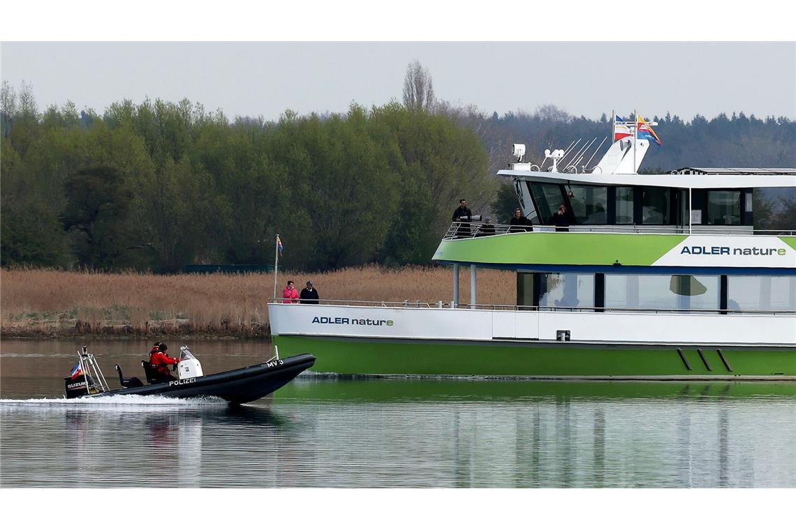Die Wasserschutzpolizei begleitet teils ein Ausflugsschiff, von dem am Wochenende eine Frau gesprungen war. Die Polizei hatte sie in der Nähe des Wals aus dem Wasser geholt.
