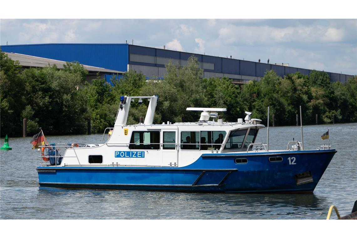 Die Wasserschutzpolizei stoppte den Kapitän. (Symbolbild)