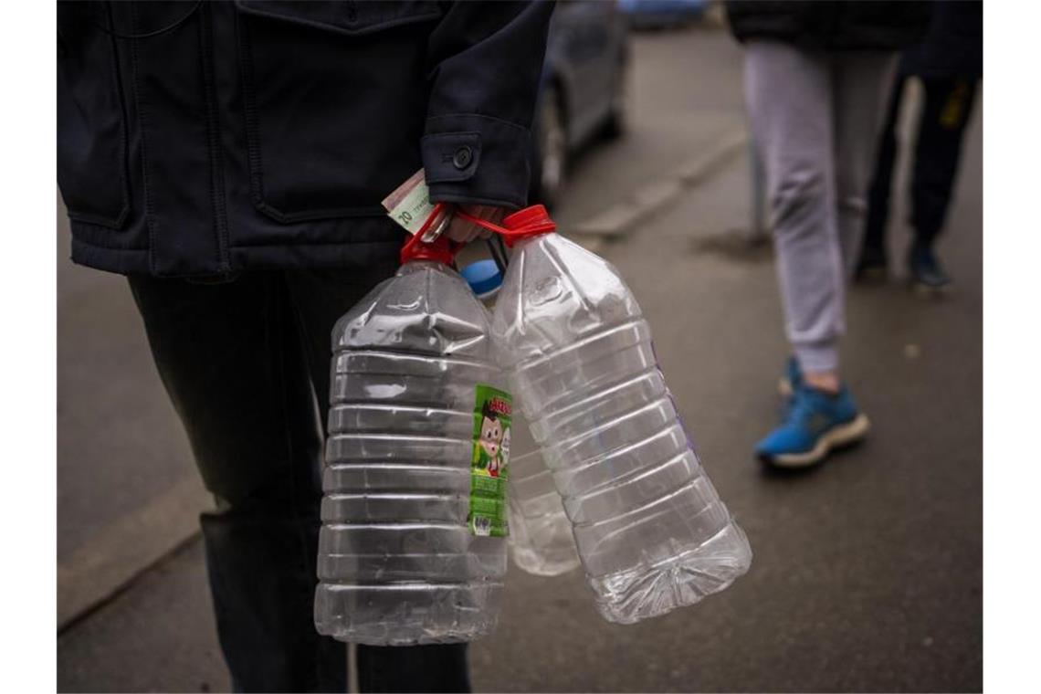 Die Wasserversorgung in Kiew ist unterbrochen. Einwohner warten darauf, in einem Geschäft Wasser zu kaufen. Foto: Emilio Morenatti/AP/dpa