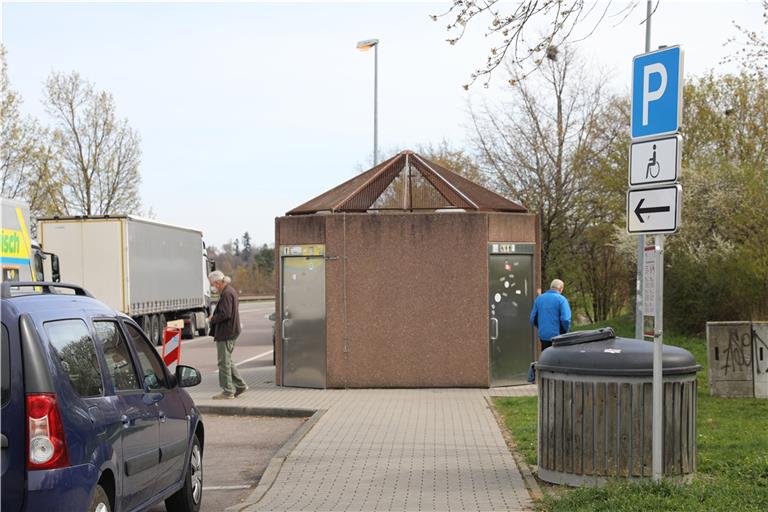 Die WC-Anlagen an der B14 in Korb (hier die alten Modelle) sind im Juli 2021 neu errichtet worden. Archivfoto: Alexandra Palmizi
