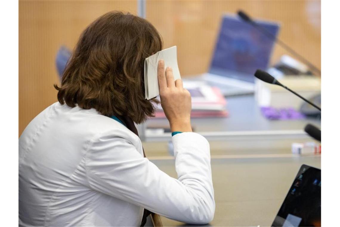 Totes Neugeborenes - Mutter wegen Mordes vor Gericht Die wegen Mordes angeklagte Frau zu Prozessbeginn im Landgericht Regensburg. Foto: Daniel Karmann/dpa