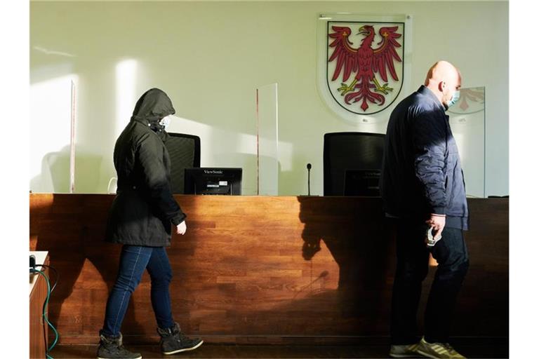 Die wegen Mordes Angeklagte (l) im Gericht. Foto: Annette Riedl/dpa