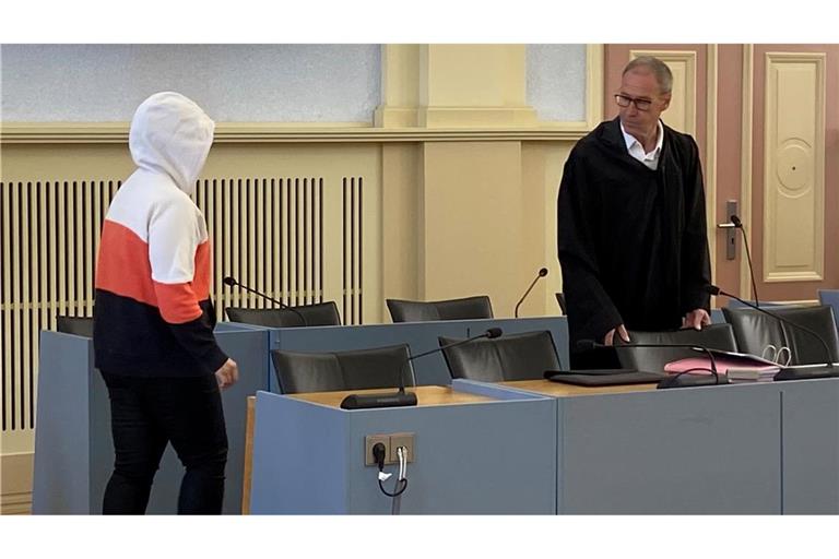 Die wegen Totschlags angeklagte Mutter betritt den Gerichtssaal.