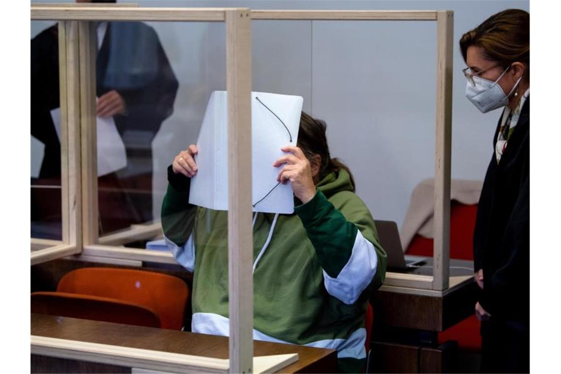 Getränke wahllos mit Gift versetzt: Prozessbeginn in München Die wegen versuchten Mordes beschuldigte Frau im Gerichtssaal in München. Foto: Sven Hoppe/dpa