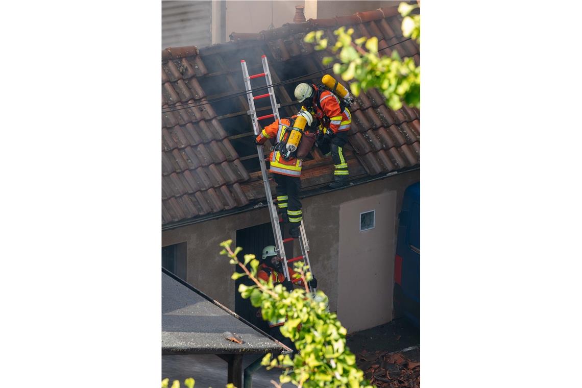 Die Wehrleute im Einsatz. Foto: A. Becher