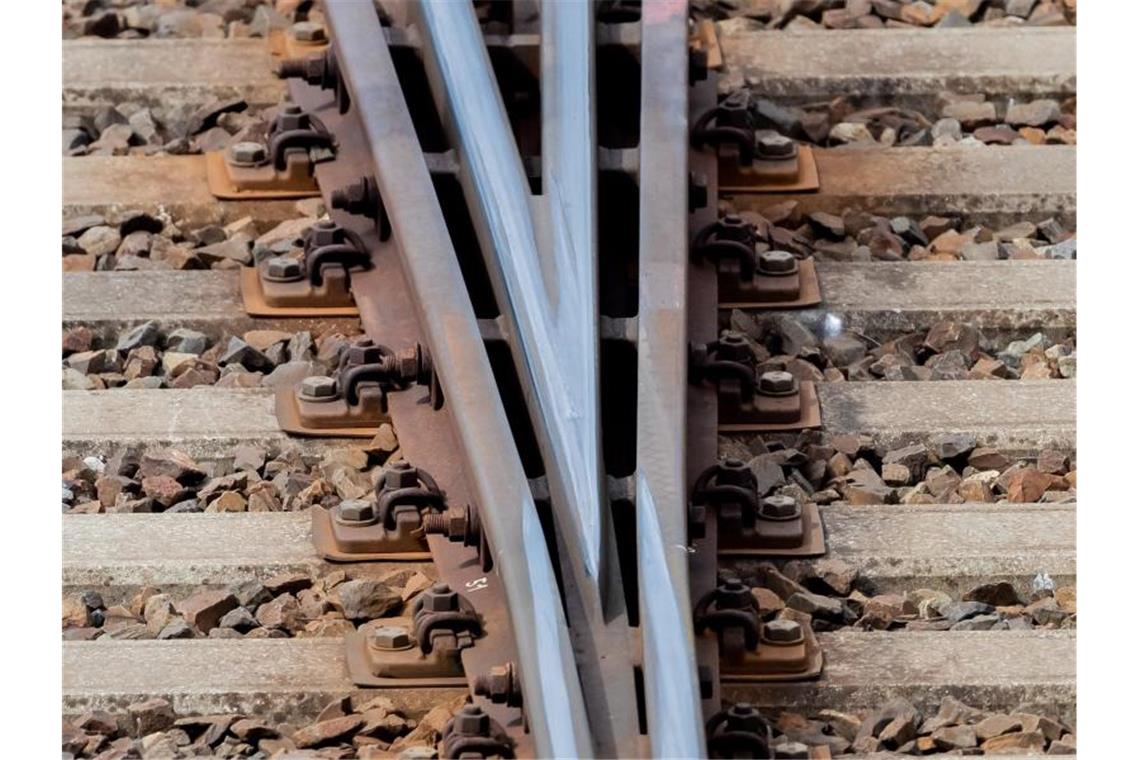 Milliardenhilfen für die Bahn - Lösung in Sicht Die Weichen für eine Branchenlösung sind gestellt. Foto: Christoph Soeder/dpa
