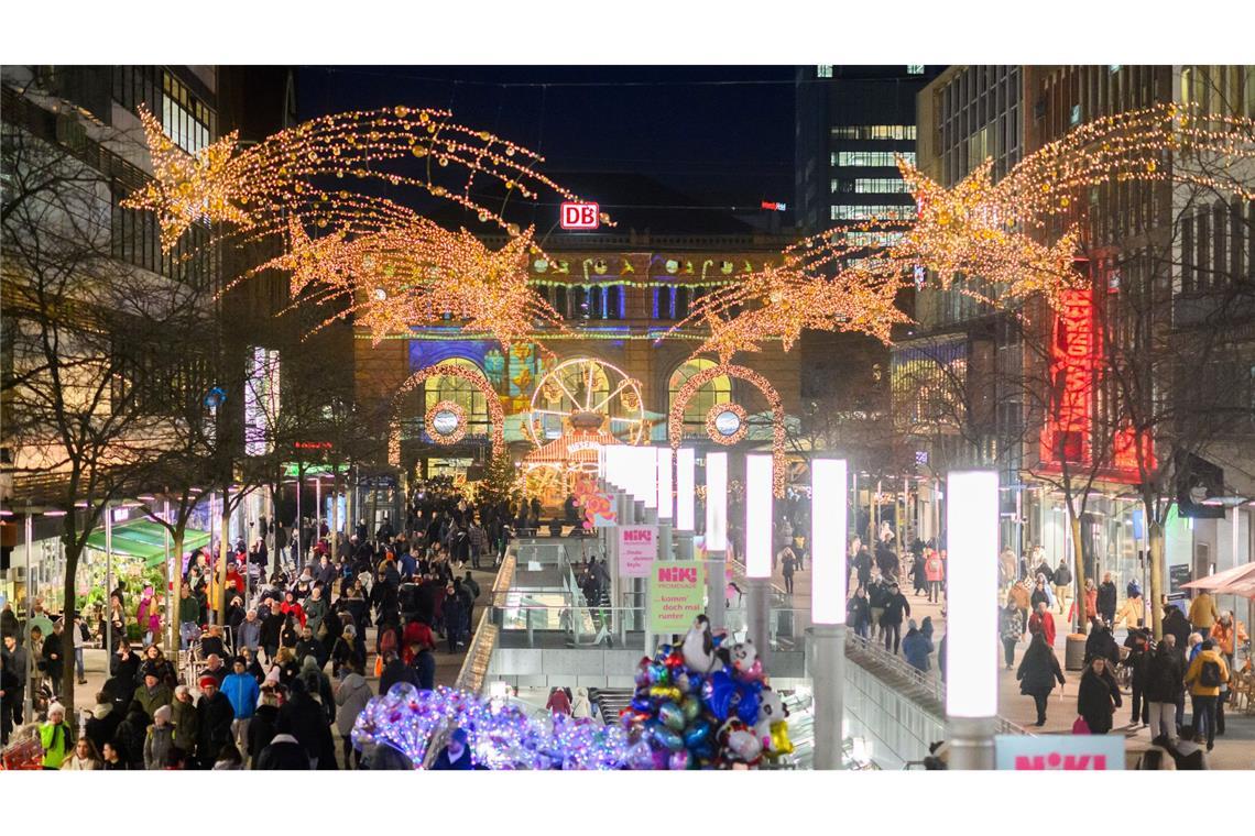 Die weihnachtlich geschmückte Innenstadt von Hannover. Viele Einzelhändler fürchten in diesem Jahr ein schlechtes Weihnachtsgeschäft. (Symbolbild)