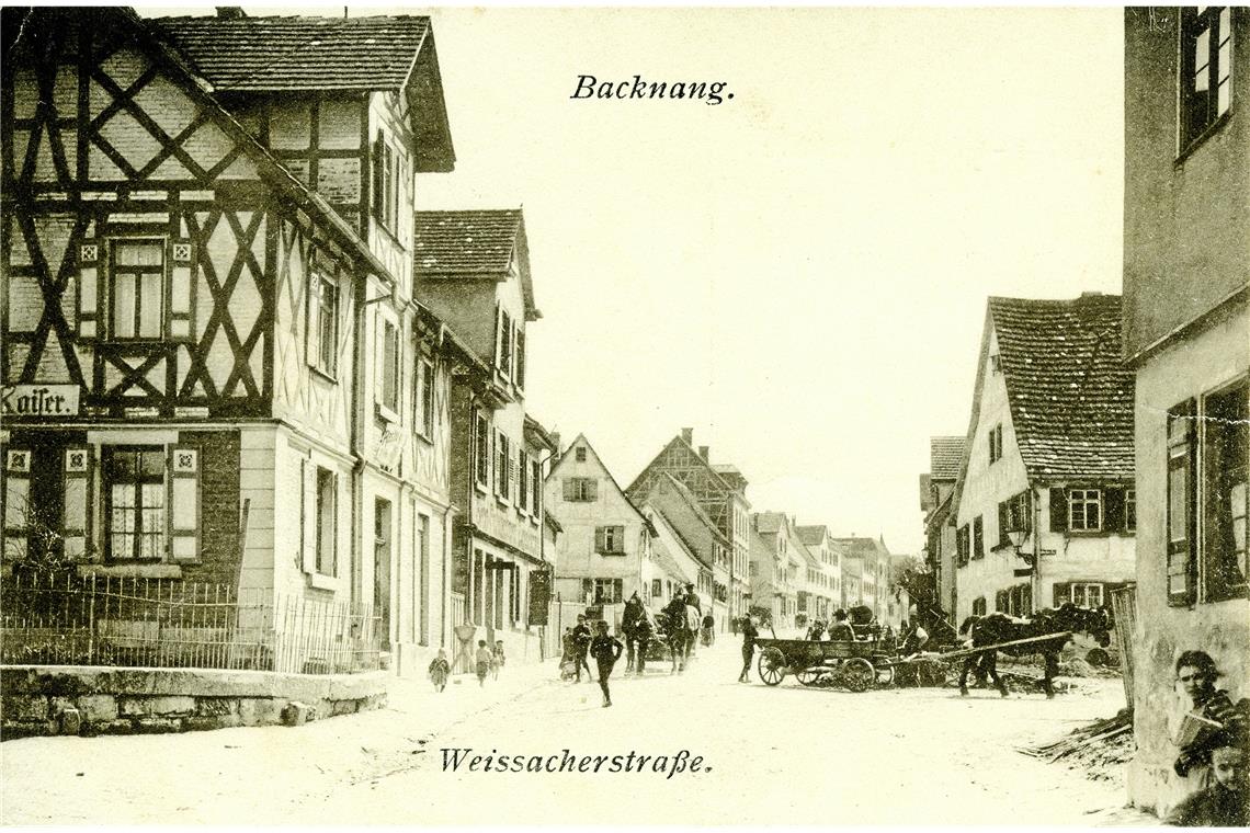 „Das braune Haus mit dem roten Dächle“ Die Weissacher Straße um 1900. Im Jahr 1929 wurde sie in Stuttgarter Straße umbenannt.