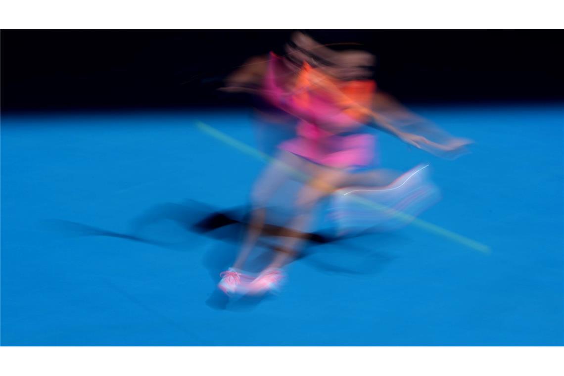 Die Weißrussin Aryna Sabalenka spielt einen Vorhand-Return.